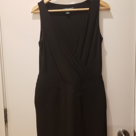 Ralph Lauren Evening Dress in Black with Low V-Neck and Sculpted Bodice, Size 8 - Picture 2 of 5